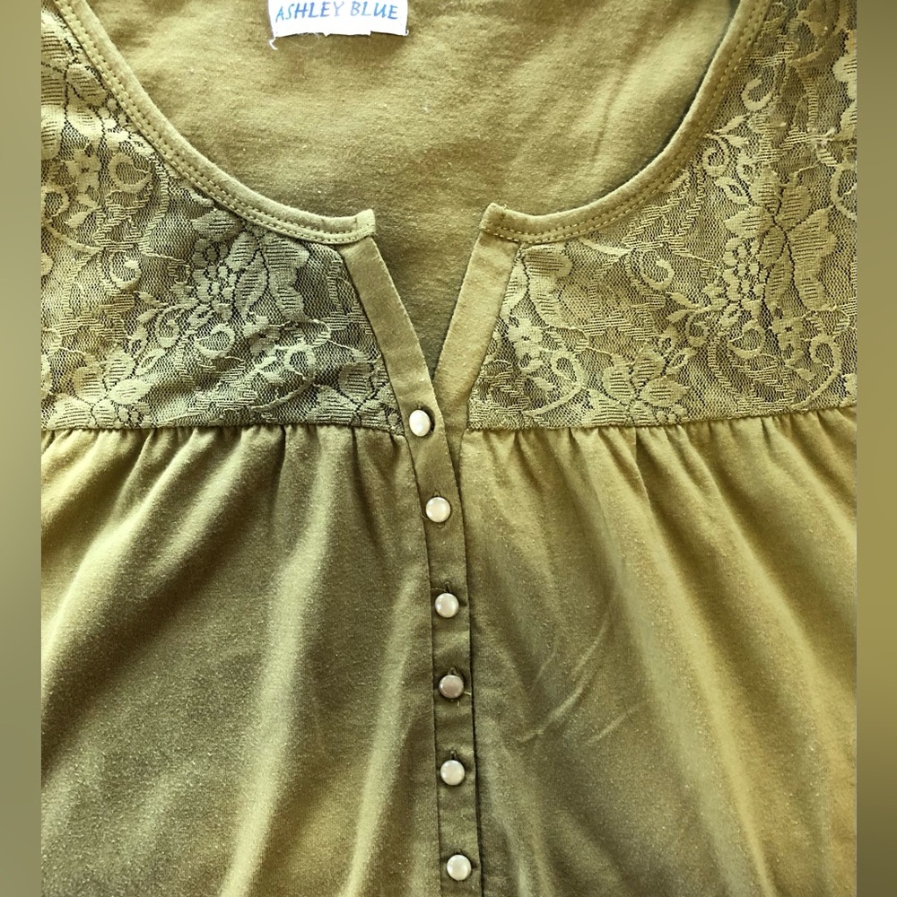 Woman’s blouse,Ashley Blue, 6 buttons, lace neckline/sleeves, XL, cotton, green